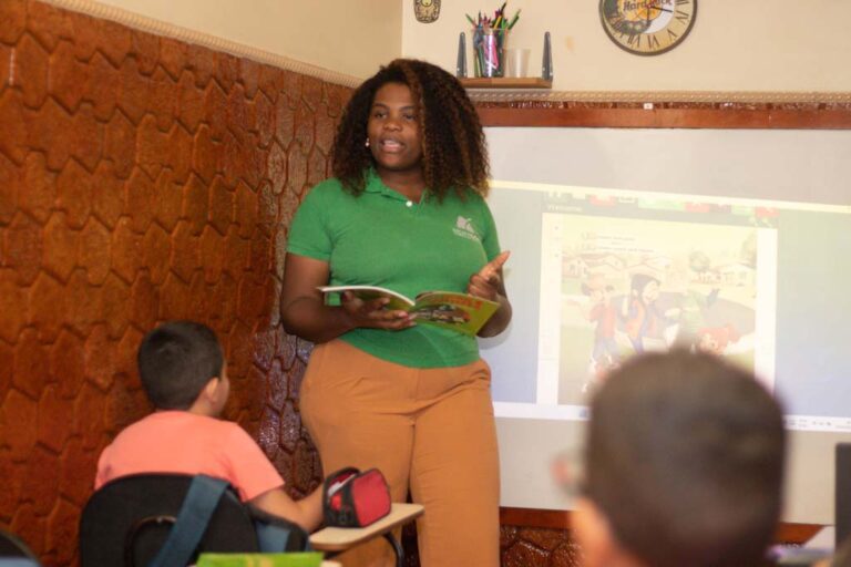 Sala de aula com alunos da New Vision