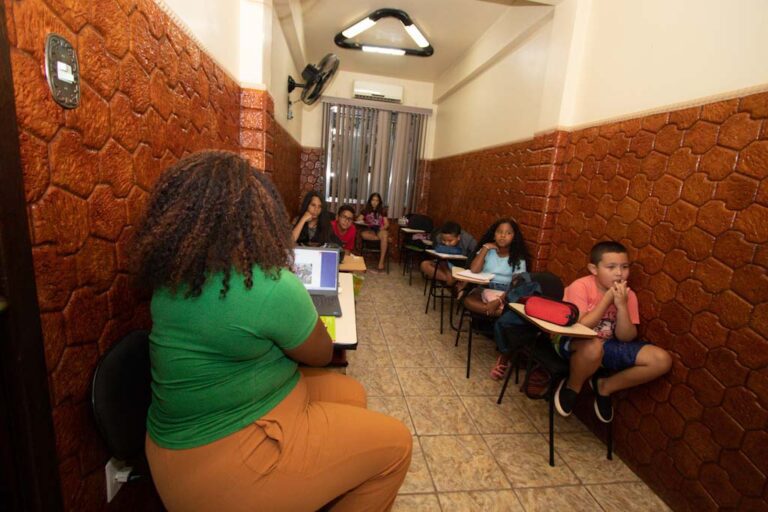 Sala de aula com alunos da New Vision