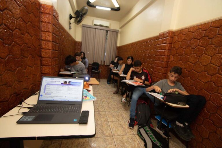 Sala de aula com alunos da New Vision